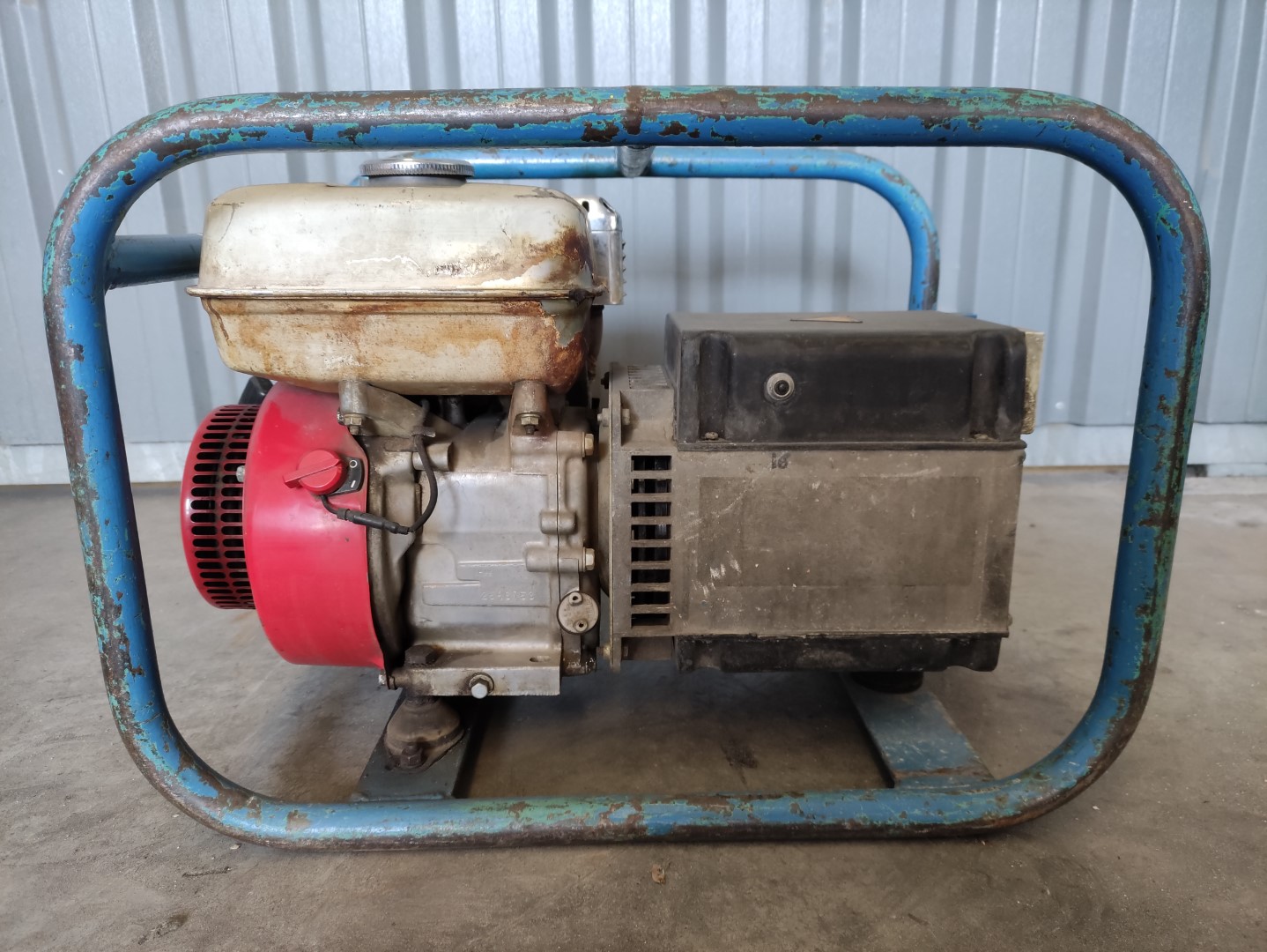 TE KOOP Stroomaggregaat benzine 1,5 kVA Euro Rent