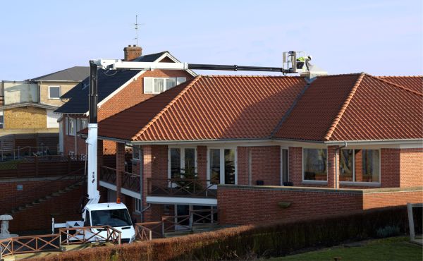 Kniktelescoophoogwerker op vrachtwagen 24 meter