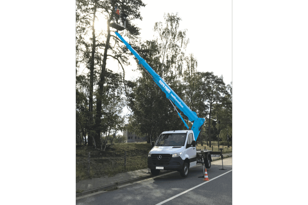 Telescoophoogwerker op vrachtwagen 23 meter