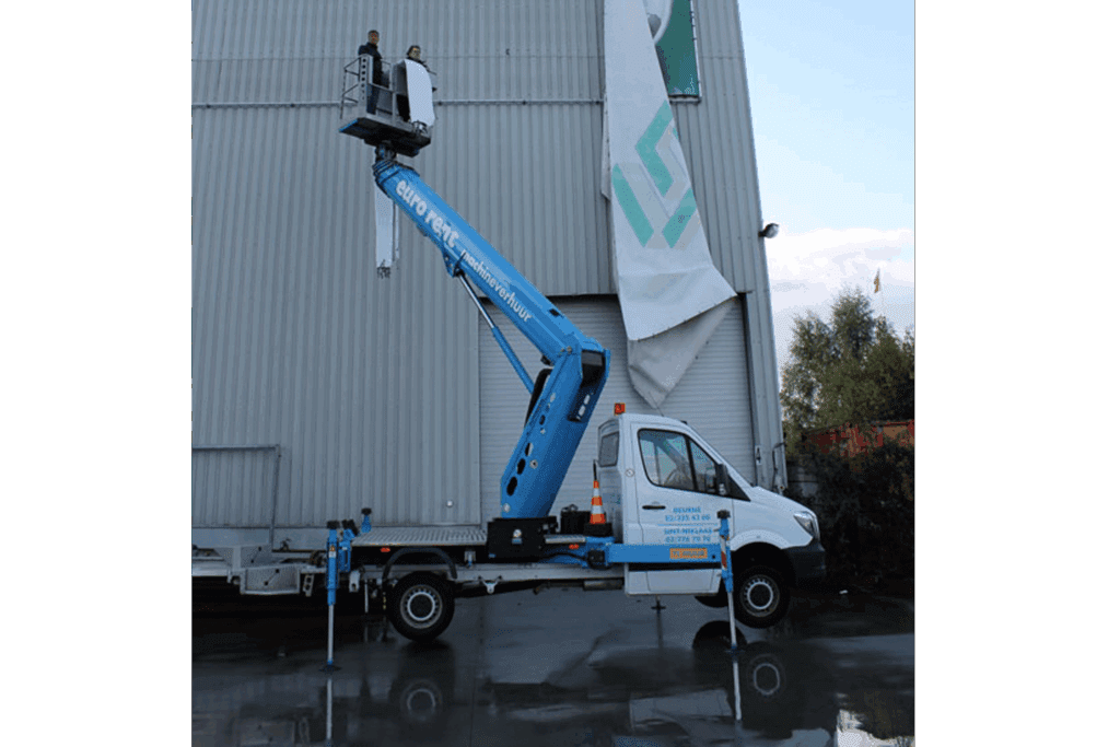 Telescoophoogwerker op vrachtwagen 27 meter