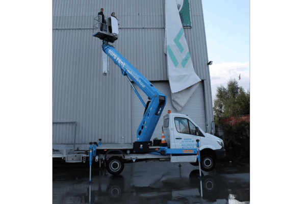 Telescoophoogwerker op vrachtwagen 27 meter