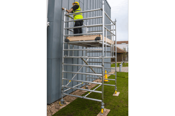 Rolsteiger aluminium 250 x 145 cm, vloerhoogte 8,20 m met geavanceerde veiligheidsleuning