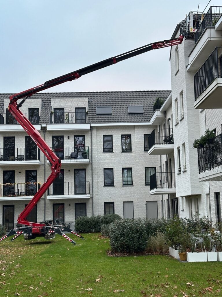 Hoogwerker op rupsen 26 meter 230 V en benzine