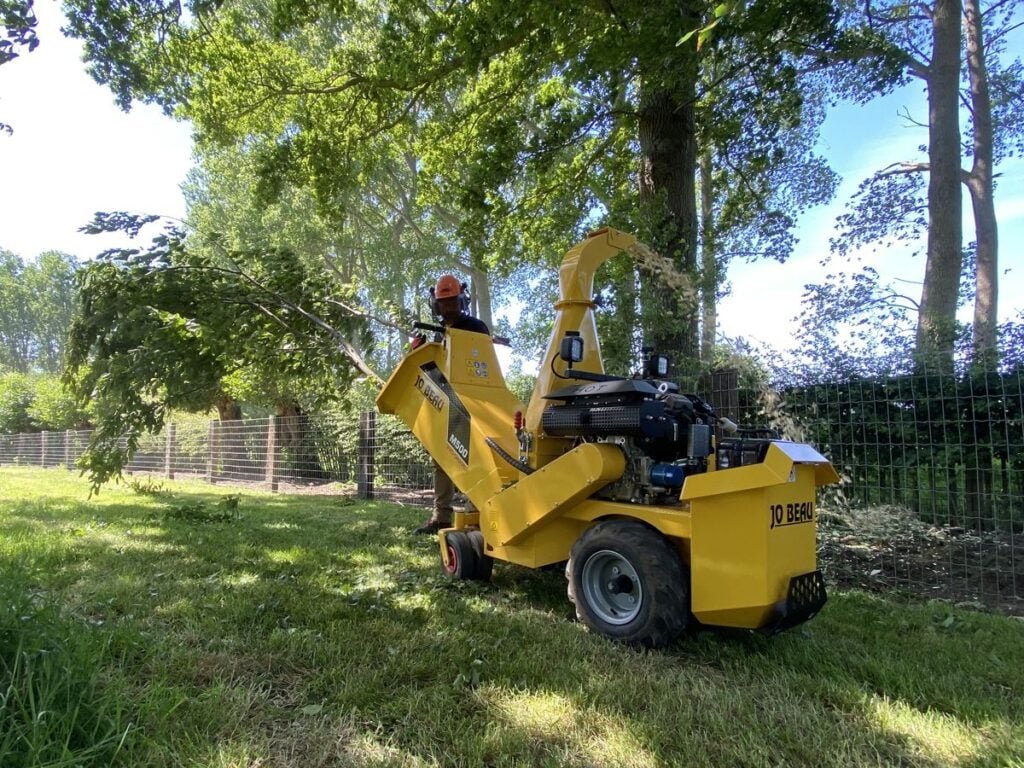 Professionele hakselaars in gebruik, geschikt voor het versnipperen van takken tot 12 cm dikte op benzine.
